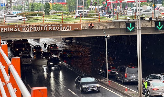 Diyarbakır'da sağanak; yollar göle döndü, iş yerlerini su bastı
