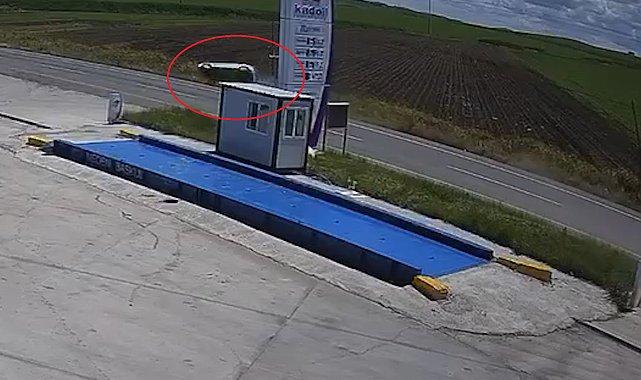 Diyarbakır'da takla atan otomobil tarlaya savruldu; aynı aileden 4 yaralı