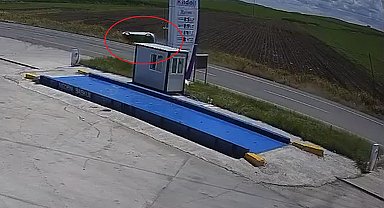 Diyarbakır'da takla atan otomobil tarlaya savruldu; aynı aileden 4 yaralı