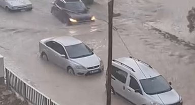 Doğu Akdeniz'de sağanak; caddeleri su bastı