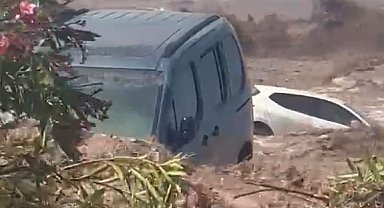 Doğu Akdeniz'de sağanak; caddeleri su bastı