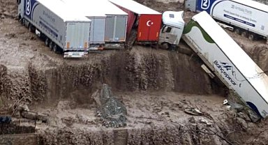 Doğu Akdeniz'de sağanak; caddeleri su bastı