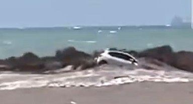 Doğu Akdeniz'de sağanak; caddeleri su bastı