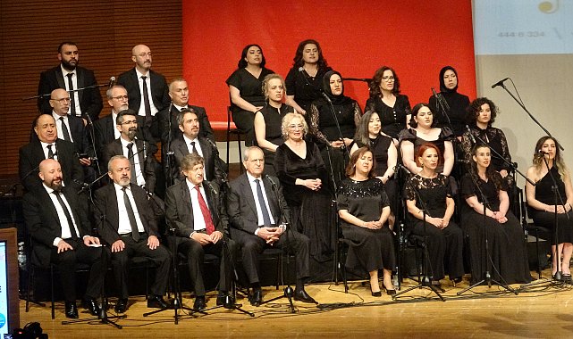 Doktor, hemşire ve hastane çalışanlarından Türk halk müziği konseri