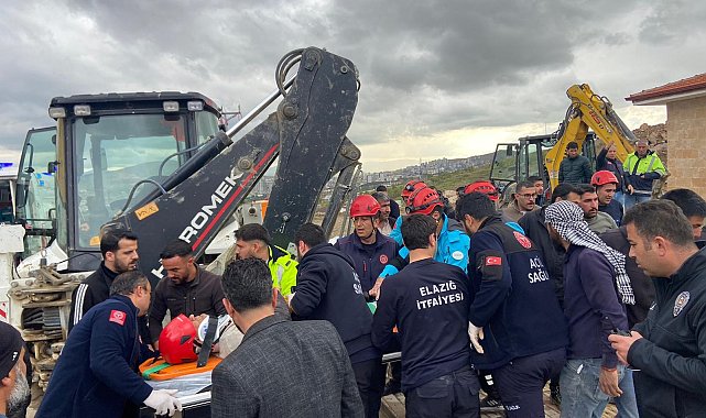 Elazığ'da kanalizasyon çalışmasında göçük altında kalan işçi kurtarıldı