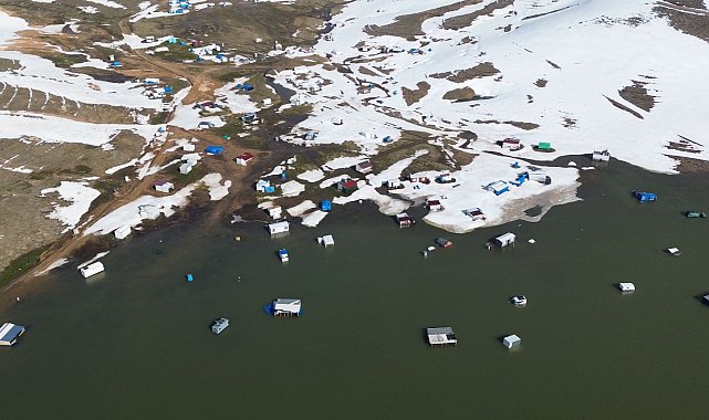 Erciyes'te kar erimeye başladı; kuruyan gölün etrafındaki karavan ve çadırlar su altında kaldı