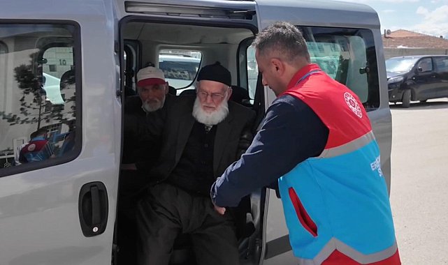 Erzincan'da öğrencilerden yaşlılara bayram bakımı