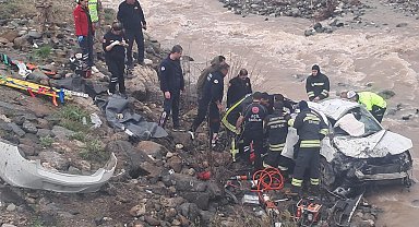 Erzincan'da otomobil, dereye yuvarlandı; 2 ölü, 1 yaralı