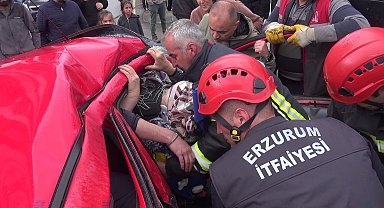 Erzurum'da halk otobüsü ile otomobil çarpıştı: 5 yaralı