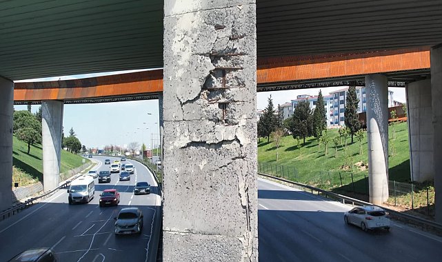 Esenyurt'ta beton parçaları dökülen köprünün paslanan demirleri ortaya çıktı