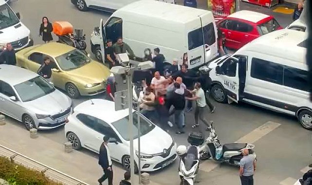 Esenyurt'ta kaza sonrası yol ortasında tekmeli tokatlı kavga