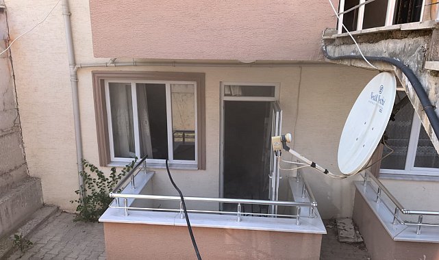 Evlerinde çıkan yangında mahsur kalan anne ile otizmli kızını komşuları kurtardı
