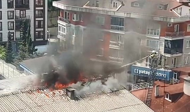 Eyüpsultan'da 4 katlı binanın çatı katında çıkan yangın söndürüldü