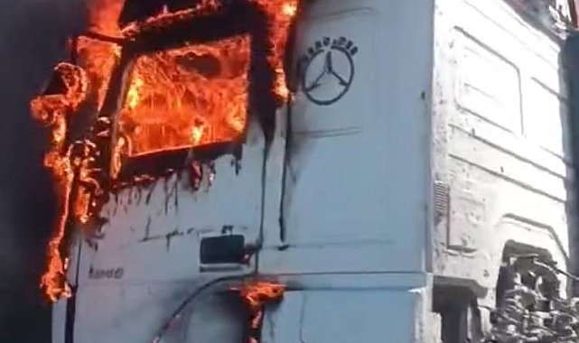 Eyüpsultan'da alev alev yanan TIR kullanılamaz hale geldi