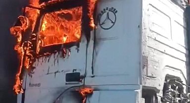 Eyüpsultan'da alev alev yanan TIR kullanılamaz hale geldi