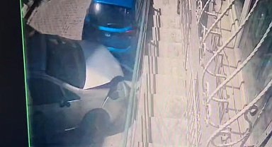 Eyüpsultan'da otomobil park halindeki araçlara çarptı; kaza kamerada