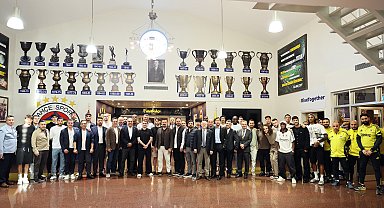 Fenerbahçe'de başkan Saran ve yöneticiler, A takımla yemekte bir araya geldi