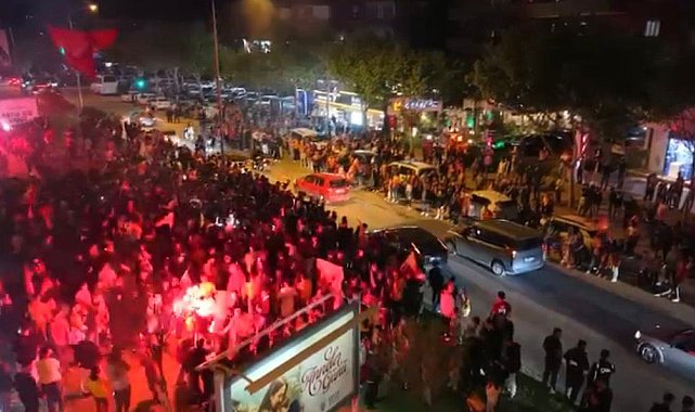 Galatasaray'ın şampiyonluğu Bursa'da coşkuyla kutlandı Metin eklendi