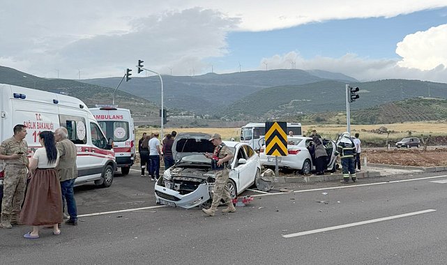 Gaziantep'te iki otomobil çarpıştı; 1'i çocuk 5 yaralı