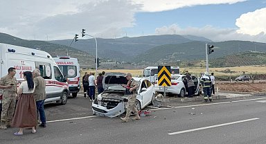Gaziantep'te iki otomobil çarpıştı; 1'i çocuk 5 yaralı