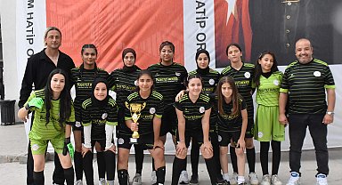 Gaziemir İmam Hatip Ortaokulu'nun kız futbol takımı beton zeminden namağlup şampiyonluğa uzandı