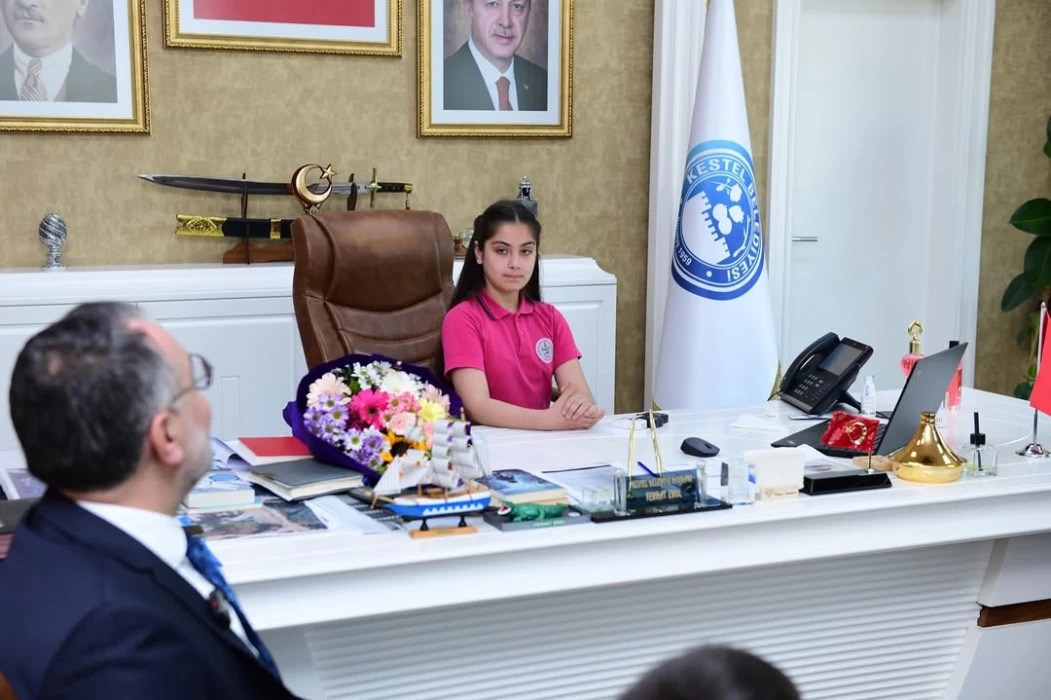 Geleceğin Başkanı Bugün Makamdaydı!