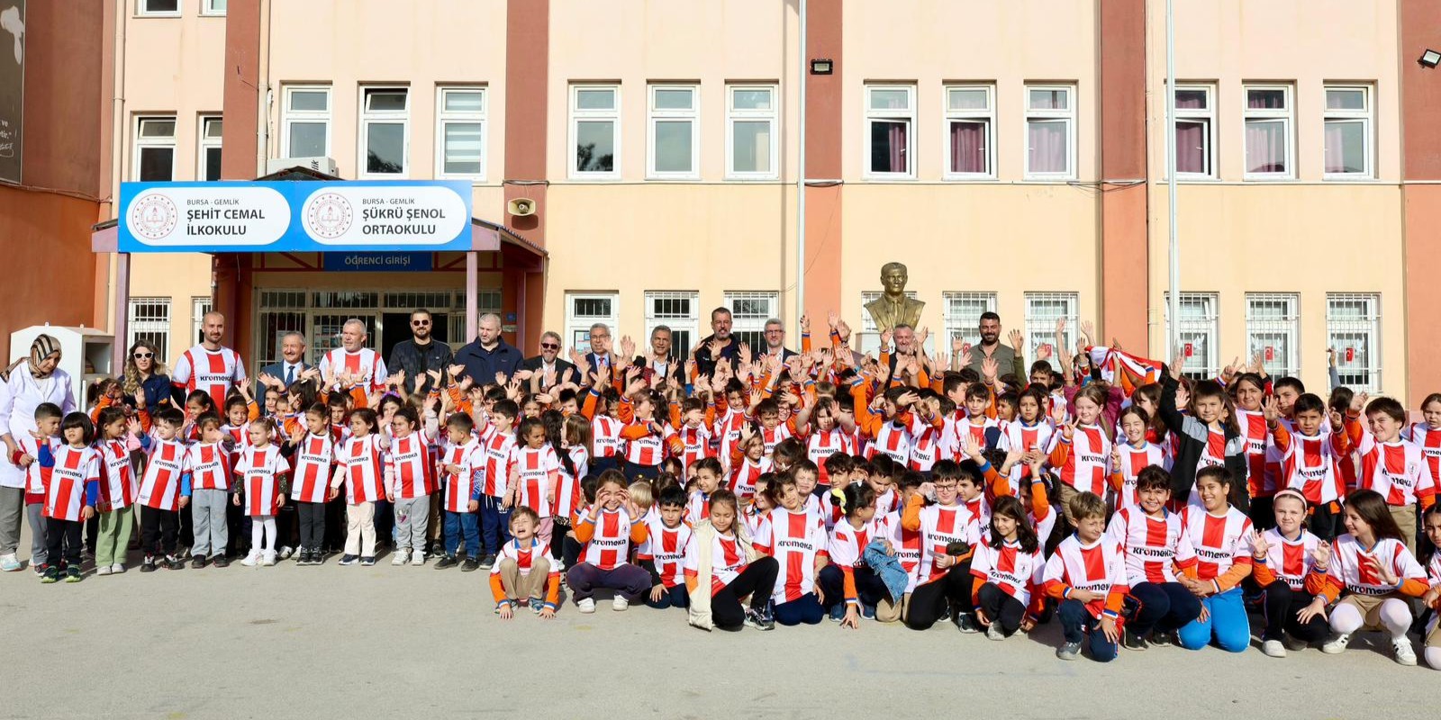 Gemlikspor Forma Dağıtımı Okullarda Sürüyor