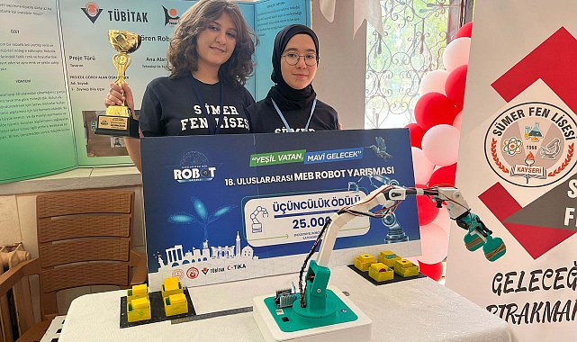 Geri dönüştürülmüş malzemeler ve 3D yazıcı ile geliştirdikleri robot projesiyle 3'üncü oldular