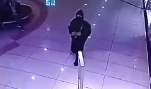 Güngören'de müşteri gibi girdiği mağazada alışveriş yapan kadının çantasını çaldı