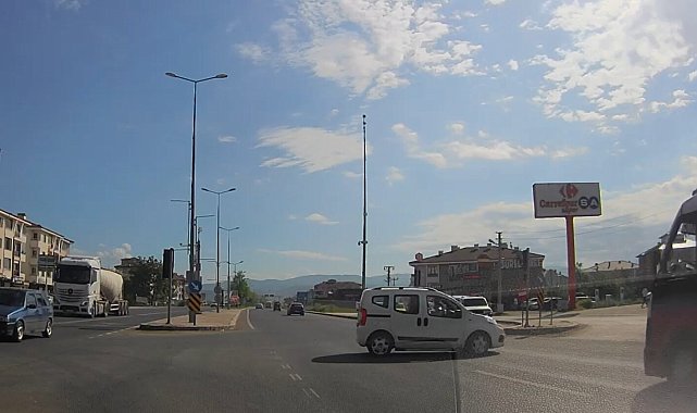 Hafif ticari araç ile özel halk otobüsü çarpıştı; kaza kamerada