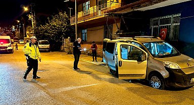 Hafif ticari araç, seyyar el arabasına çarptı; 3 yaşındaki çocuk yaralandı