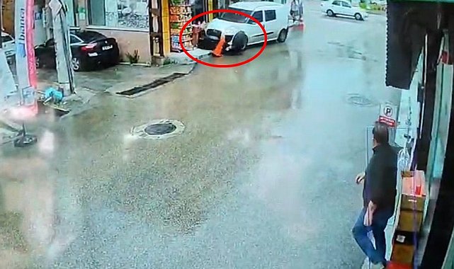 Hafif ticari aracın anne ve çocuğunu altına alıp, sürüklediği kaza kamerada