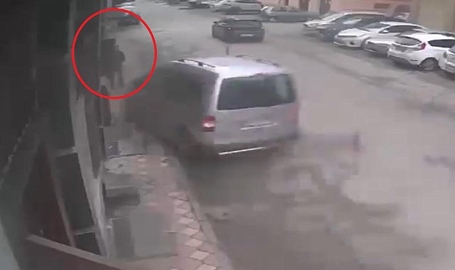 Hafif ticari aracın çarptığı 3 yayadan 1'i kurtarılamadı; kaza kamerada