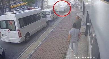 Hafif ticari aracın park halindeki 6 araca çarptığı kaza kamerada