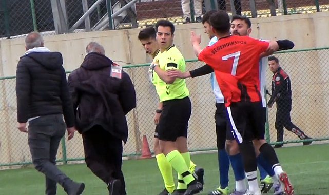 Hakeme yumruk atan futbolcunun takımı, hükmen mağlup sayıldı