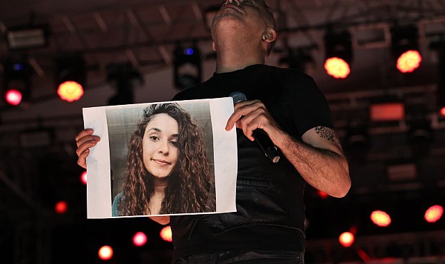 Haluk Levent, konserde Gülistan Doku'nun posteri açıp türkü seslendirdi