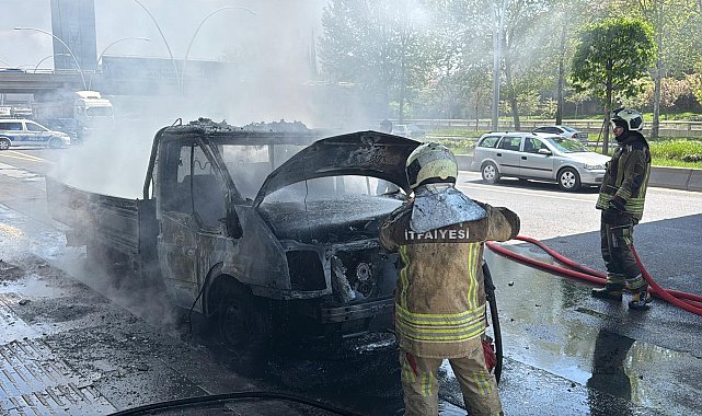 Hareket halindeyken alev alan kamyonet kullanılamaz hale geldi