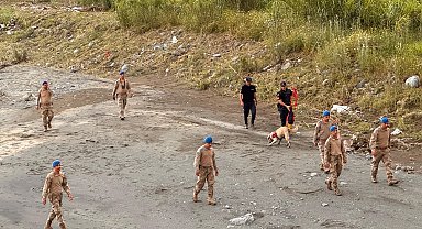 Hatay'da Asi Nehri taştı, sağanakta köprü ve yollar ile bir ev çöktü; 3 ölü, 3 yaralı, 1 kayıp