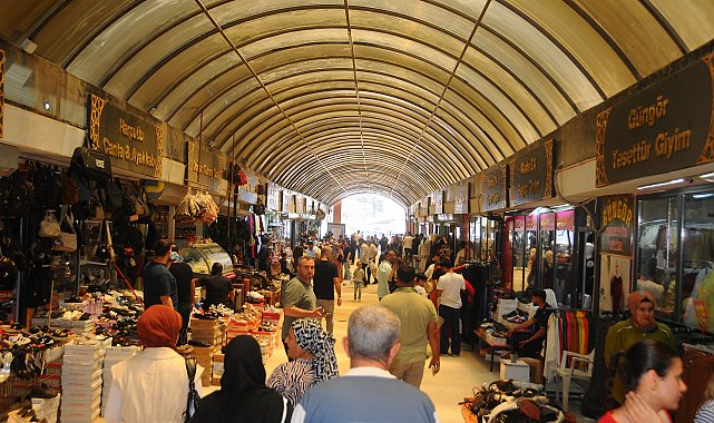 Hatay'da bayram alışverişi için vatandaşlar prefabrik olarak kurulan Uzun Çarşı'ya akın etti
