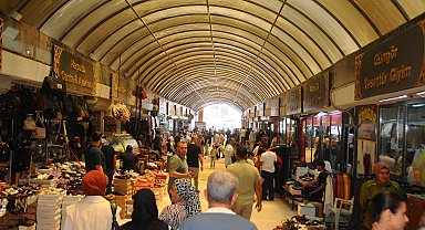 Hatay'da bayram alışverişi için vatandaşlar prefabrik olarak kurulan Uzun Çarşı'ya akın etti