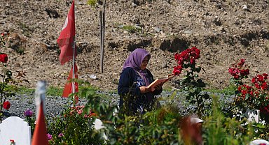 Hatay'da deprem şehitliğinde buruk bayram