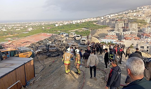 Hatay'da şantiyede yangın; konteynerler ile 8 araç zarar gördü