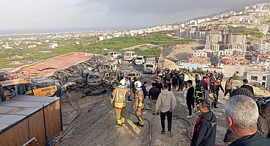 Hatay'da şantiyede yangın; konteynerler ile 8 araç zarar gördü