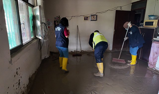 Hatay'da su basan ev ve iş yerleri temizleniyor
