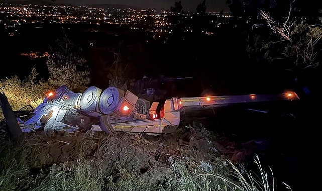 Heyelandan ulaşıma kapanan yolu açan iş makinesi uçuruma devrildi: 1 yaralı