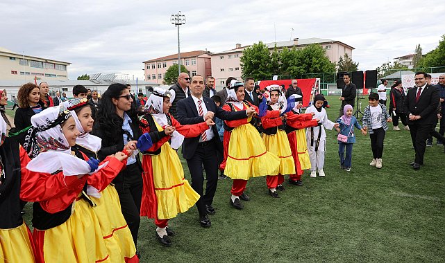 Iğdır Valisi Taşolar, gençlerle Kafkas oyunu oynadı, halay çekti