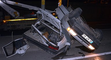 İkiye katlanan otomobilden yaralı çıktılar