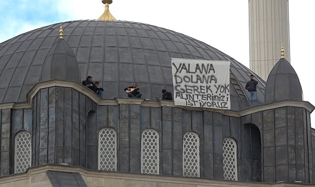 İşçilerden caminin kubbesinde sazlı türkülü ücret protestosu