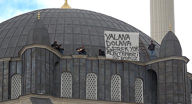 İşçilerden caminin kubbesinde sazlı türkülü ücret protestosu