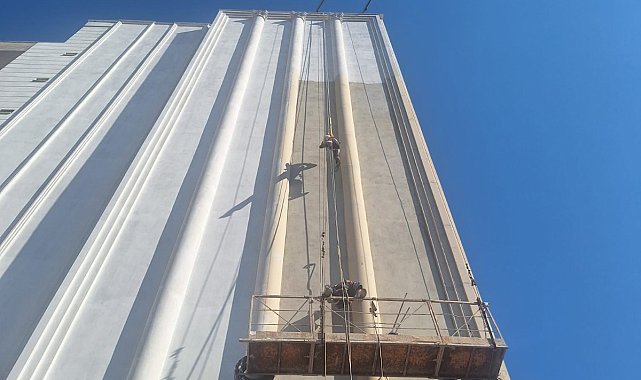 İskelede asılı kalan 2 işçi itfaiye tarafından kurtarıldı